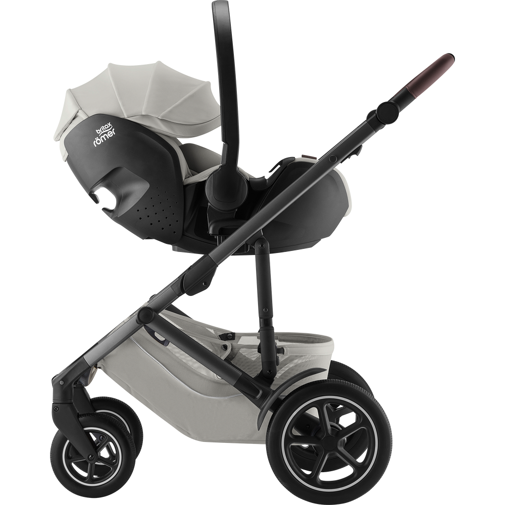 05_BABY-SAFE_PRO_LinenGrey_01_Reclined_SMILE_5Z_CalmGrey_BrownHandle_2025_72dpi_2000x2000%20(1).png