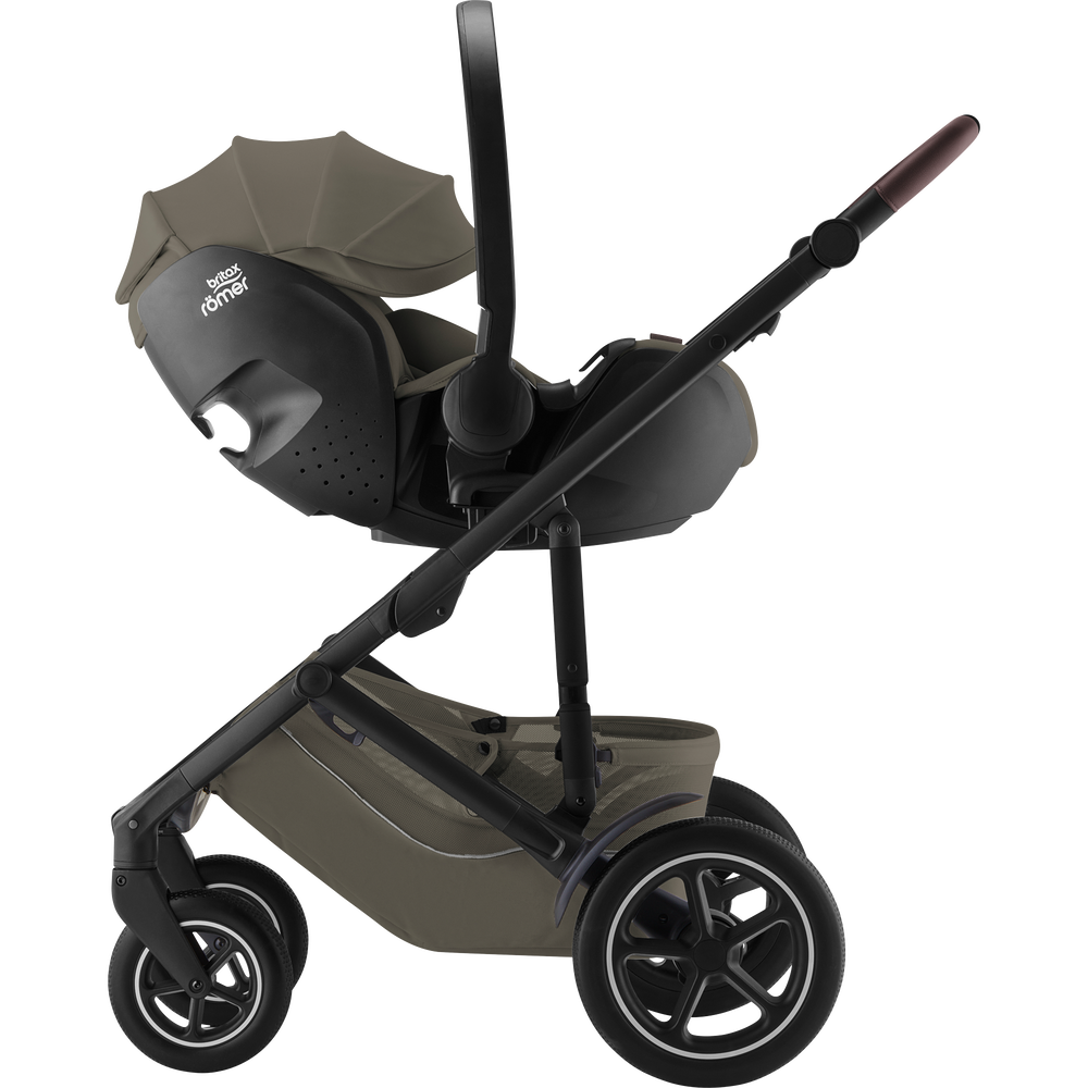 08_BABY-SAFE_PRO_UrbanOlive_01_Reclined_SMILE_5Z_CalmGrey_BrownHandle_2024_72dpi_2000x2000.png