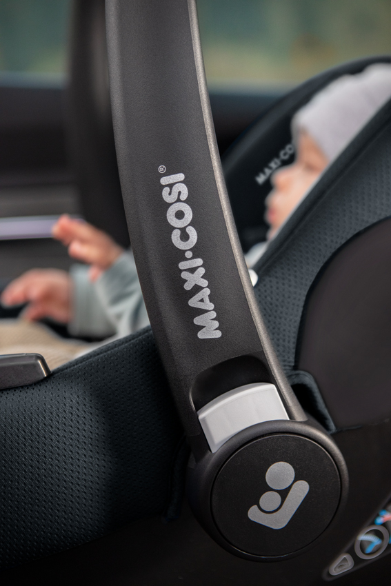 MC8558_2021_Maxicosi_carseat_CabrioFixi-Size_Lifestyle_Autumn_Close-upbrandinghandle_Portrait_RGB.jpg