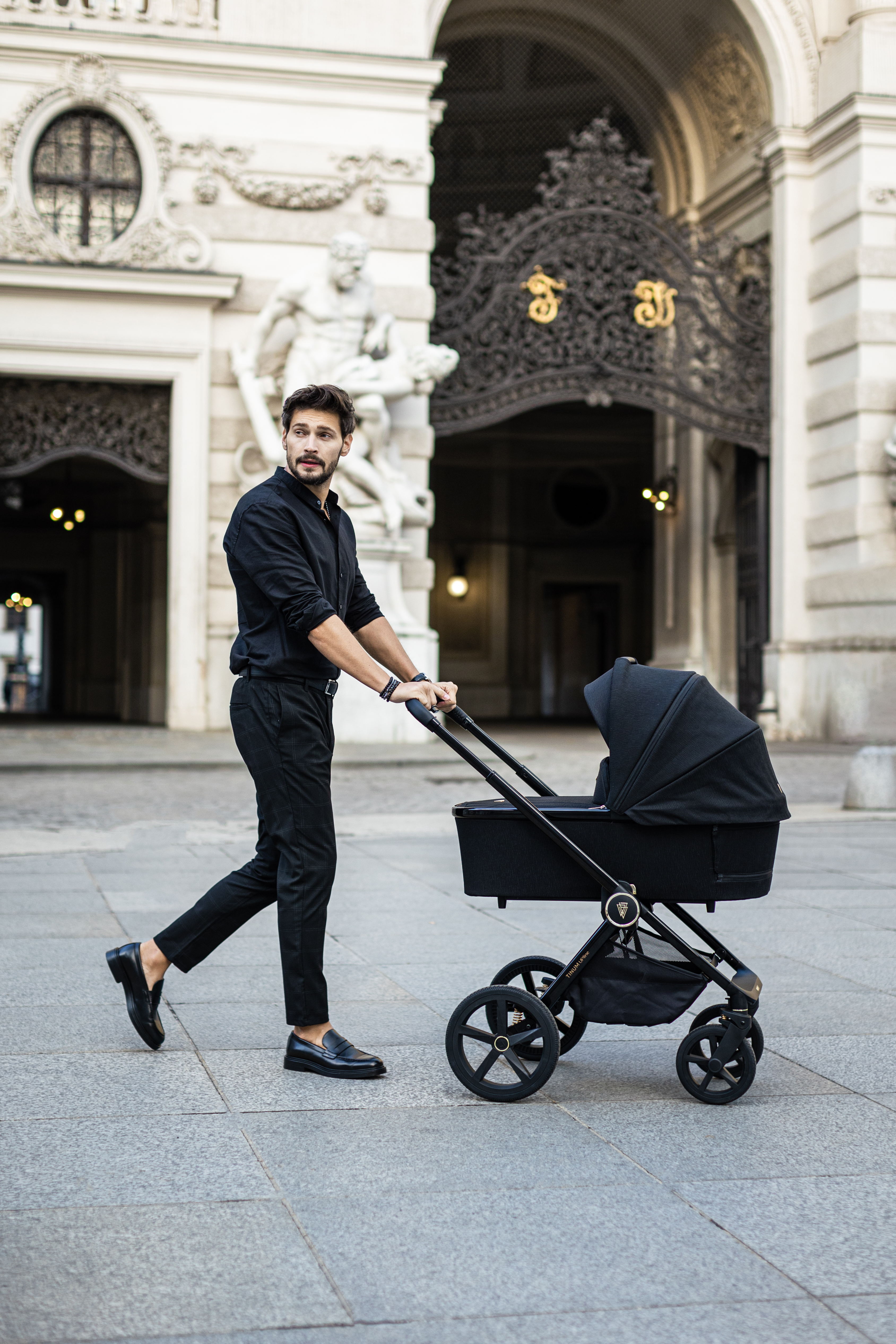 Wózek dziecięcy Venicci Tinum Upline All Black(10).jpg